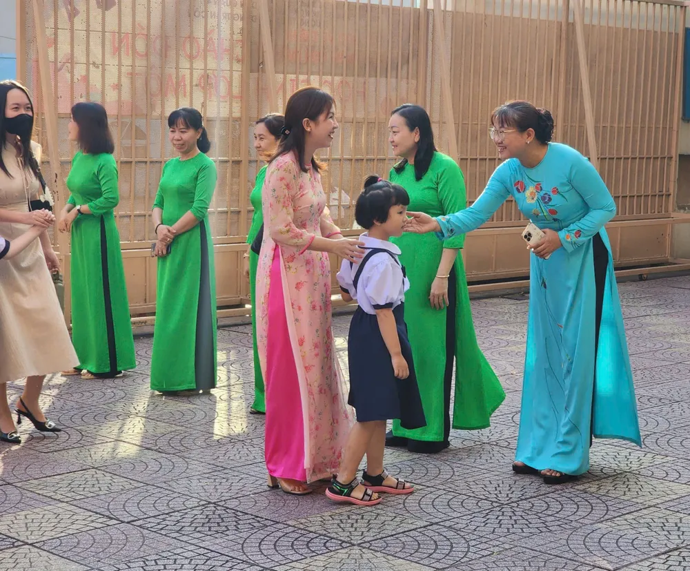 Bà Phạm Thúy Hà, Hiệu trưởng Trường Tiểu học Đặng Trần Côn đứng đón chào học sinh từ cổng. Ảnh: THÚY HÀ lop-mot_h1.jpg