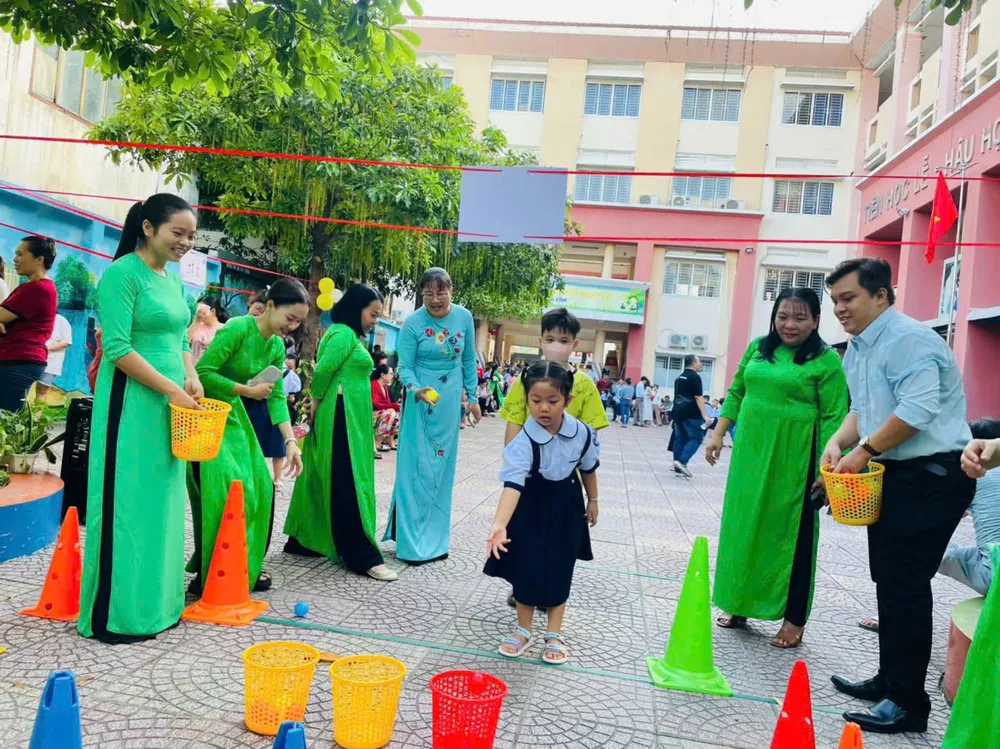 Học sinh thích thú tham gia trò chơi ném bóng vào rổ. Ảnh: THÚY HÀ lop-mot_h2.jpg