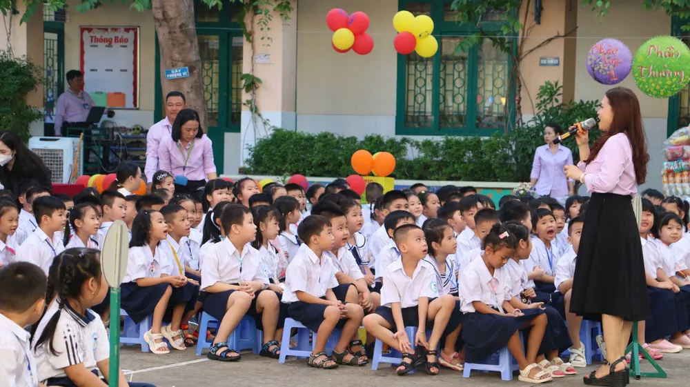 Học sinh lớp 1, trường Tiểu học Hiệp Tân (quận Tân Phú) cùng tìm hiểu về ngôi trường mới. tan-phu.jpg