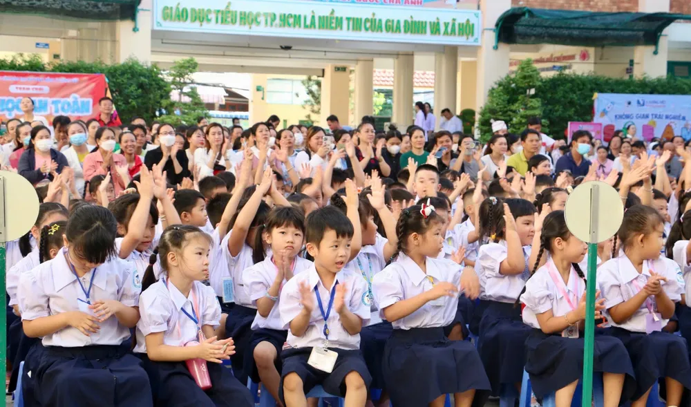 Các phụ huynh có mặt cùng con trong ngày tựu trường tại Trường Tiểu học Hiệp Tân (quận Tân Phú). Ảnh: QUỲNH ANH tan-son-nhi.jpg