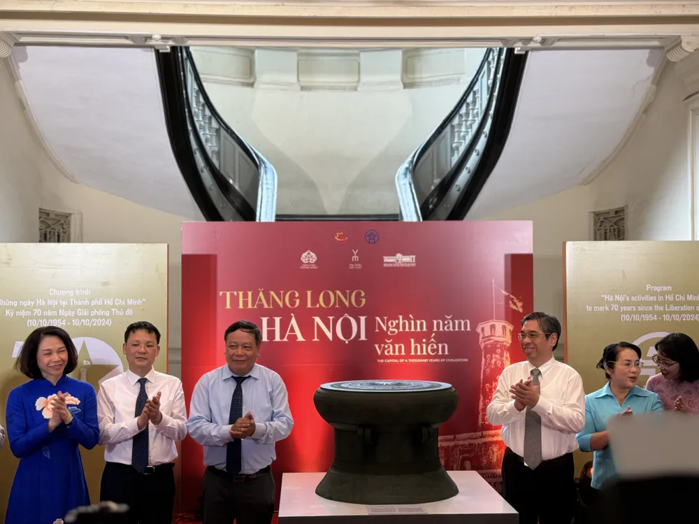 Dịp này, bảo tàng TP.HCM cũng trưng bày phiên bản Trống đồng Cổ Loa, là món quà tặng ý nghĩa của Thành phố Hà Nội tặng Thành phố Hồ Chí Minh nhân dịp kỷ niệm 70 năm ngày giải phóng Thủ đô (10-10-1954 - 10-10-2024). Những ngày Hà Nội tại TP.HCM