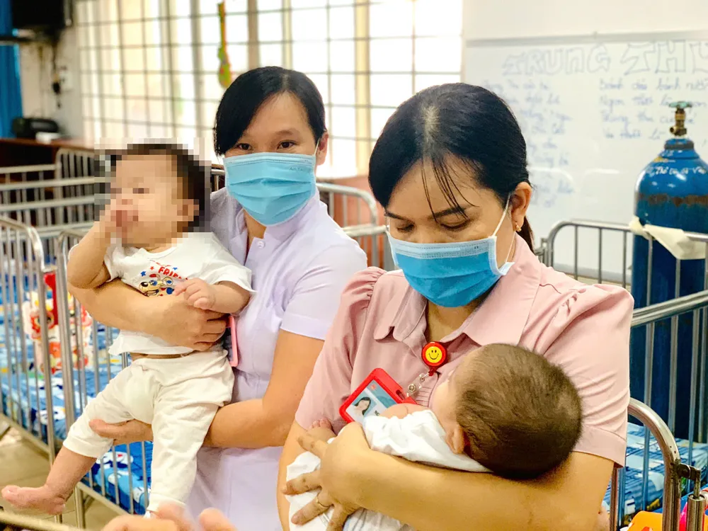 Các bé được trở về với vòng tay yêu thương của các cô bảo mẫu tại Trung tâm Nuôi dưỡng Bảo trợ Trẻ em Gò Vấp. H5..jpg