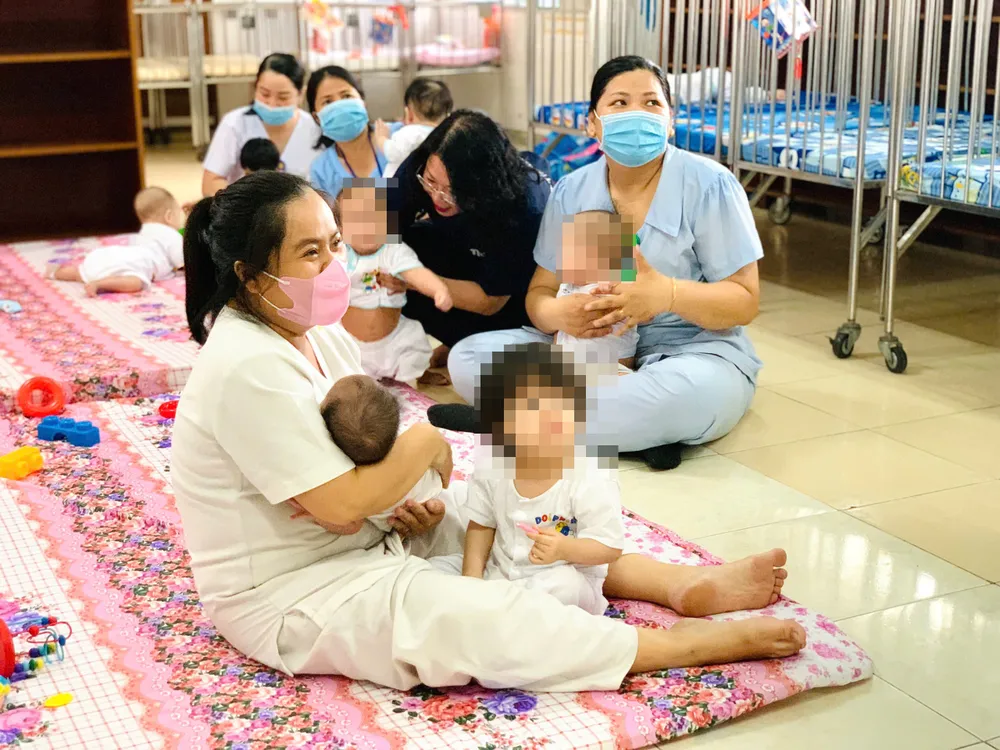 13 bé còn lại đang được các bảo mẫu tích cực chăm sóc, yêu thương để bình ổn tâm lý cho các bé. mái ấm hoa hồng (2).jpg