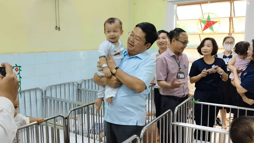 Các bé ở Làng Thiếu niên Thủ Đức vui vẻ hoà nhập môi trường mới và thân thiện với Giám đốc Sở LĐ-TB&XH Lê Văn Thinh. Ảnh: NHẬT TRUNG mái ấm hoa hồng (3).jpg