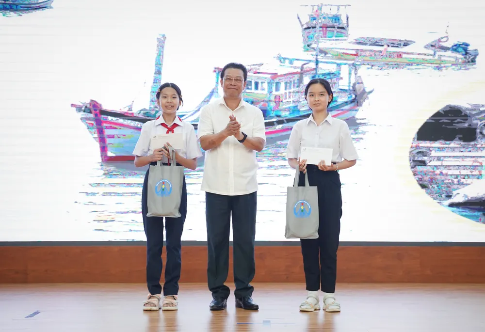 Thiếu tướng, PGS-TS-TTND (Thầy thuốc Nhân dân) Nguyễn Hồng Sơn - nguyên Giám đốc Bệnh viện quân y 175 - đã trực tiếp trao tặng 2 suất học bổng cho 2 cháu học sinh giỏi tiếng Anh có hoàn cảnh khó khăn và cháu học sinh con bộ đội Trường Sa học giỏi, mỗi suất trị giá 5 triệu đồng. Ảnh: THUẬN VĂN. Truong-Son.jpg