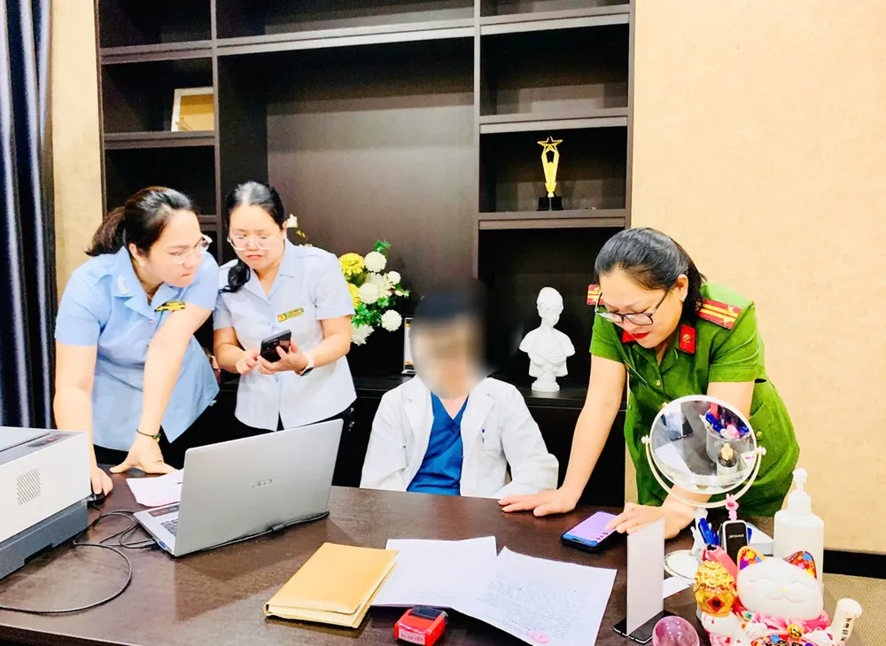 Đoàn kiểm tra phát hiện ông Võ Minh C, học chuyên ngành văn hóa nhưng lại mặc áo blue, thực hiện tư vấn, khám bệnh. Ảnh: NN. co-so-kham-benh.jpg