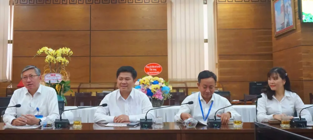 Phó Giám đốc Sở GD&amp;ĐT TP.HCM Dương Trí Dũng gửi lời cảm ơn tới Báo Pháp Luật TP.HCM trong thời gian qua đã luôn đồng hành cùng ngành GD&amp;ĐT thành phố. Ảnh: NGUYỄN QUYÊN