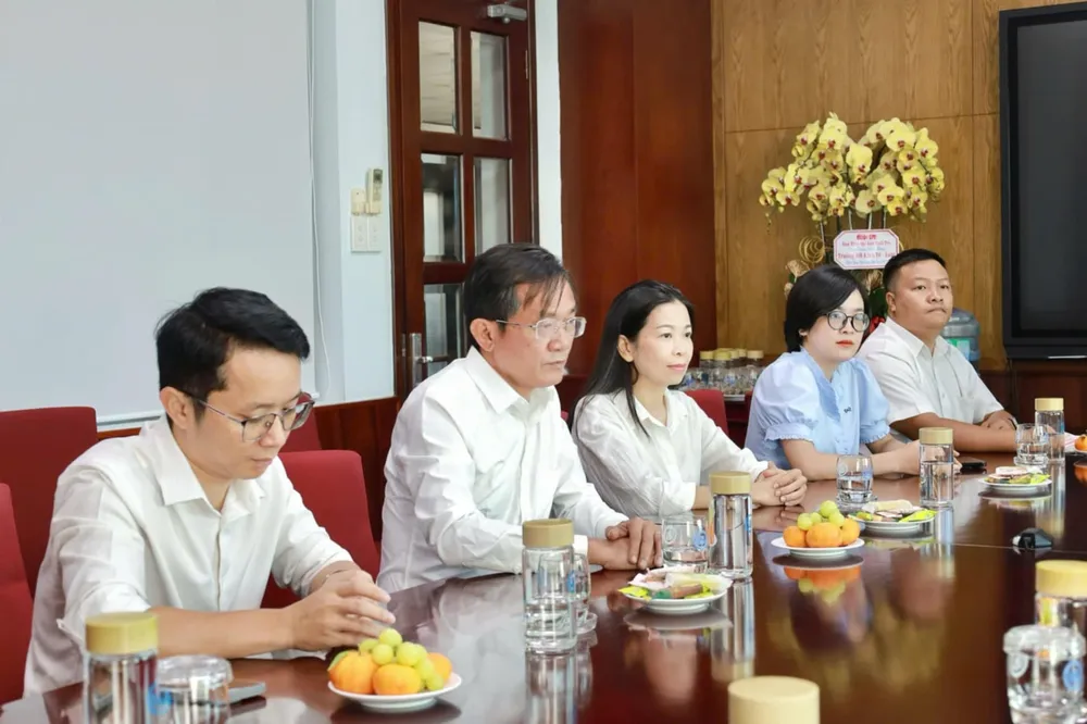 Ông Nguyễn Đức Hiển - Phó Tổng Biên tập Thường trực Báo Pháp Luật TP.HCM (thứ hai từ trái qua) gửi chúc mừng tới đội ngũ cán bộ, giảng viên nhà trường Bao-Phap-Luat-TPHCM.jpeg