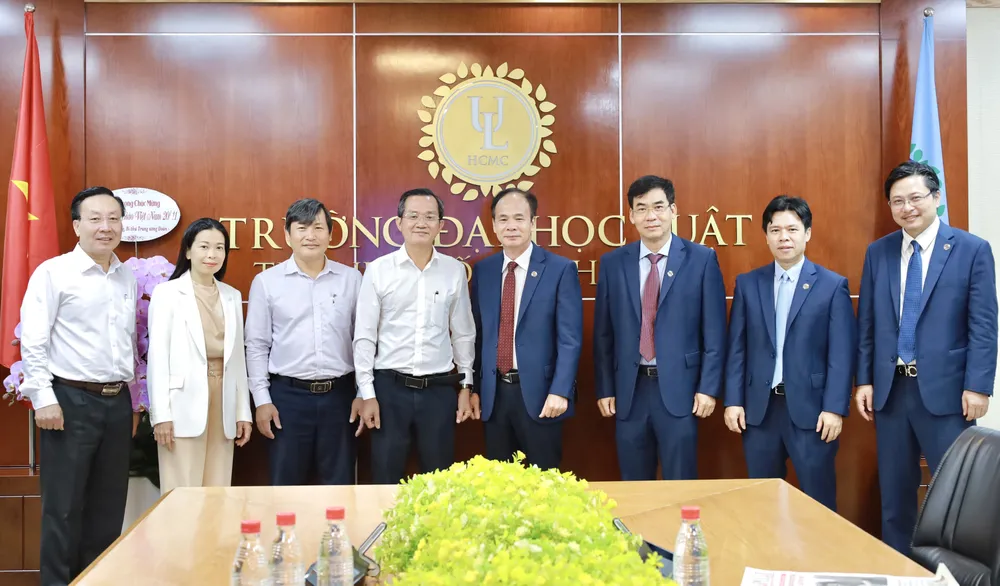 Trường Đại học Luật TP.HCM và Báo Pháp Luật TP.HCM kỳ vọng trong thời gian tới hai bên sẽ có nhiều sự hợp tác gắn kết hơn. bao-phap-luat-tp-hcm-tham-chuc-mung-dai-hoc-luat-tp-hcm-ngay-20-11-post0html-8846.jpg
