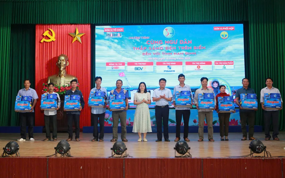 Ông Vũ Văn Kỳ, Phó Chủ tịch huyện Hải Hậu trao quà cho bà con ngư dân. 1000020937.jpg