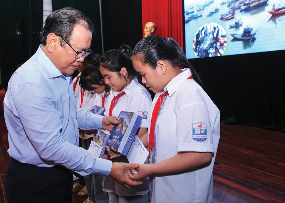 Tổng Biên tập Báo Pháp Luật TP.HCM Mai Ngọc Phước, Trưởng ban chỉ đạo Chương trình, trao học bổng cho học sinh là con em của ngư dân. 1000035854.jpg