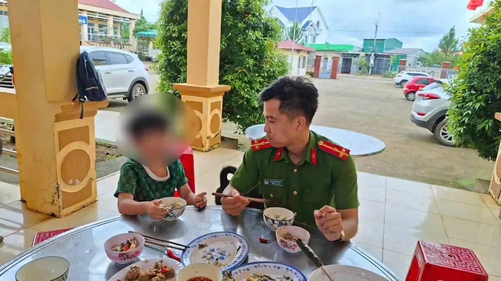 Cháu bé đi học hè bị lạc, được công an xã cho ăn cơm và đưa về an toàn. Ảnh: PHƯƠNG NAM cong-an-xa_1.jpeg