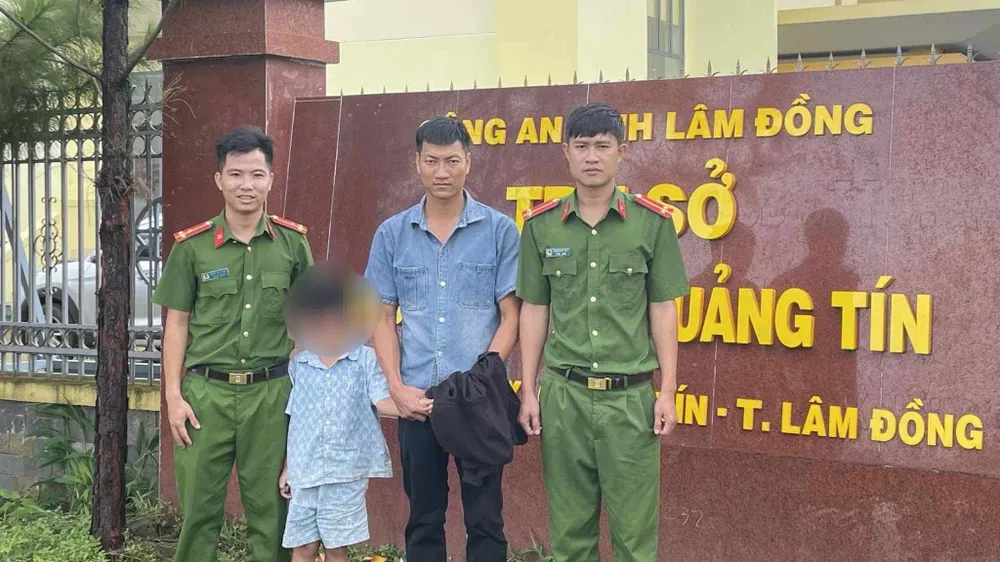 Công an xã Quảng Tín giúp gia đình tìm lại cháu bé đi lạc. Ảnh: PHƯƠNG NAM cong-an-xa_2.jpeg