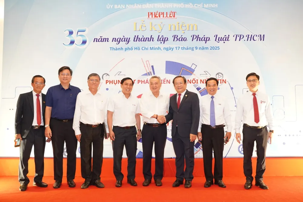 bao phap luat tphcm.JPG