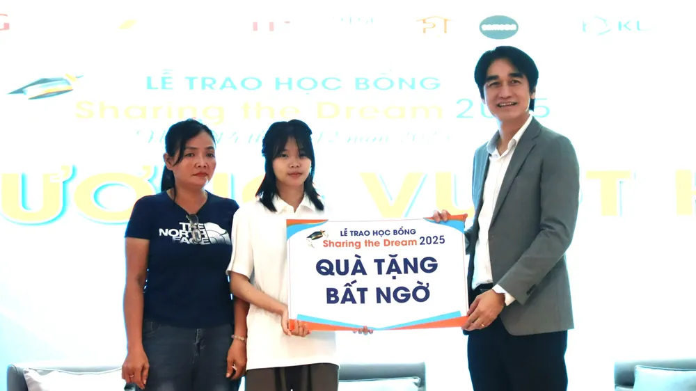 trao-hoc-bong-h3-9194-4631 (1).jpg