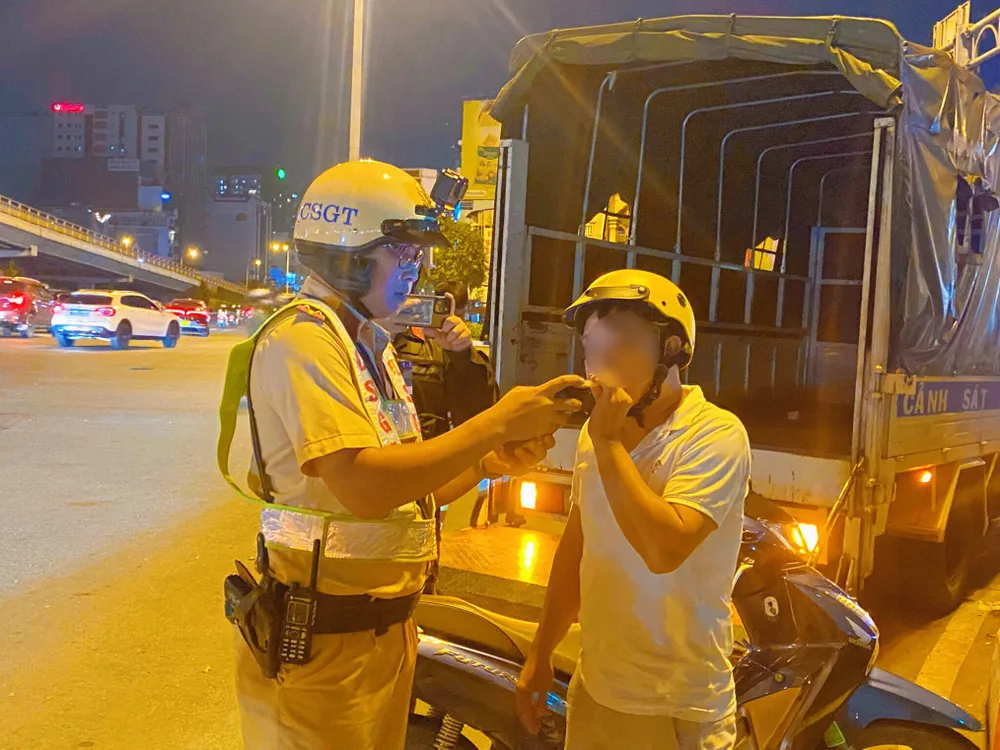 Qua kiểm tra, tài xế Nguyễn Văn L có nồng độ cồn là 0,790 miligam/lít khí thở. Ảnh: TH tai-xe-van-vi-pham-nong-do-con-o-muc-cao-h1.jpg
