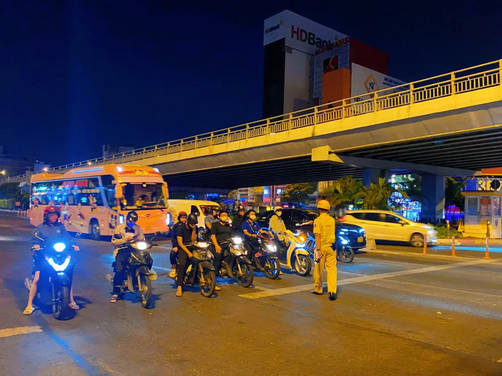 CSGT dừng nhiều phương tiện để đo nồng độ cồn. Ảnh: TN tai-xe-van-vi-pham-nong-do-con-o-muc-cao-h3.jpg