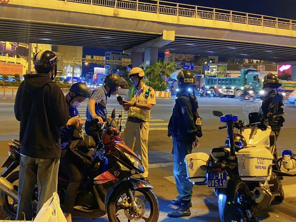 Các tổ công tác thuộc đội CSGT Tuần tra dẫn đoàn tăng cường kiểm tra, xử lý vi phạm nồng độ cồn. Ảnh: TH tai-xe-van-vi-pham-nong-do-con-o-muc-cao-h4.jpg