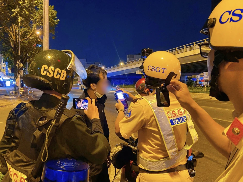 CSGT có quyền lập chốt kiểm tra nồng độ cồn. Ảnh: THẢO HIỀN co-quy-dinh-ve-dia-diem-thoi-gian-lap-chot-kiem-tra-nong-do-con-khong.jpg