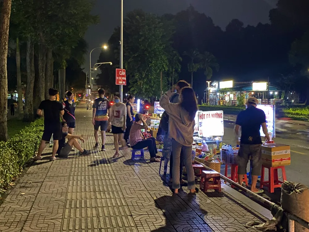 Các bạn trẻ thường lựa chọn những sạp hàng rong cạnh công viên vì gần và thuận tiện Ảnh TUYẾT NHUNG.jpg
