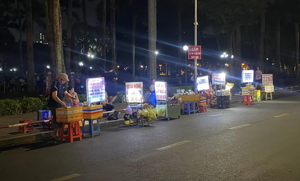 Dãy hàng rong tại công viên Gia Định lấn chiếm lề đường gây cản trở phương tiện lưu thông.jpg