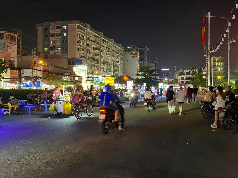 Khung cảnh buôn bán bát nháo bên ngoài công viên Lê Thị Giêng Ảnh TUYẾT NHUNG.jpg