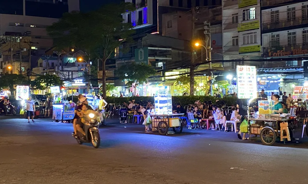 “Nhiều người buôn bán ở đây thường xuyên bị “đuổi” nhưng chỉ cần vắng bóng lực lượng chức năng là họ lại tiếp tục ra bán. Tôi mong rằng chính quyền sớm có biện pháp khắc phục, trả lại không gian chung cho người dân vui chơi, sinh hoạt tại công viên” – chị Kiều My (ngụ quận Tân Phú) nói.