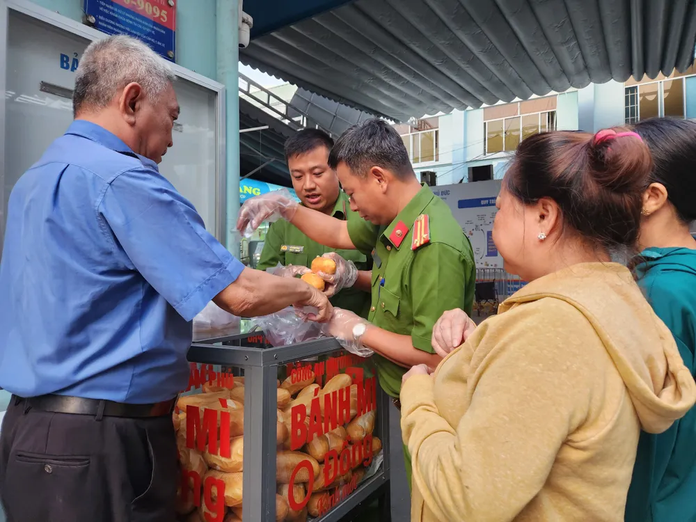 tu-banh-mi-0-dong-cua-cong-an-tp-thu-duc.jpg