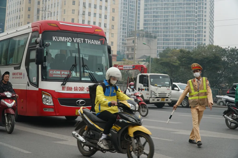 Người tham gia giao thông phải ưu tiên chấp hành hiệu lệnh của CSGT. Ảnh: Phi Hùng hiệu lệnh của CSGT.