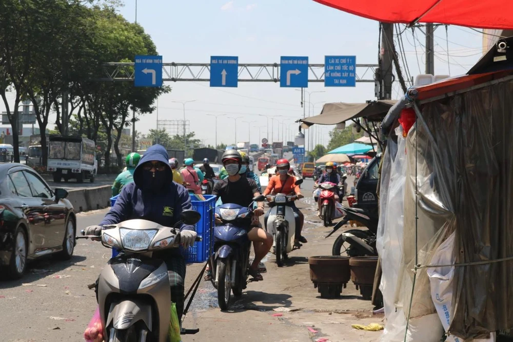 chạy xe ngược chiều