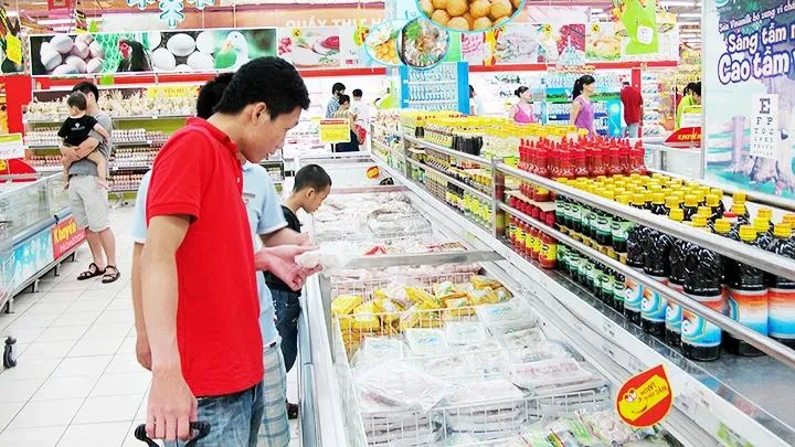 giá cả tăng khiến đời sống người dân khó khăn.webp