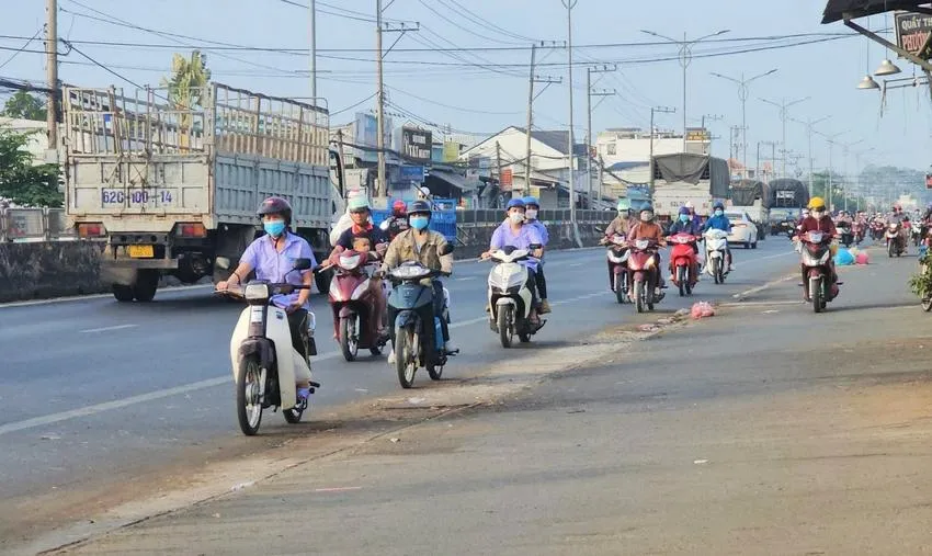 Rất nhiều công nhân đi ngược chiều trên quốc lộ 1 để vào KCN Tân Hương. Ảnh:DK chạy ngược chiều
