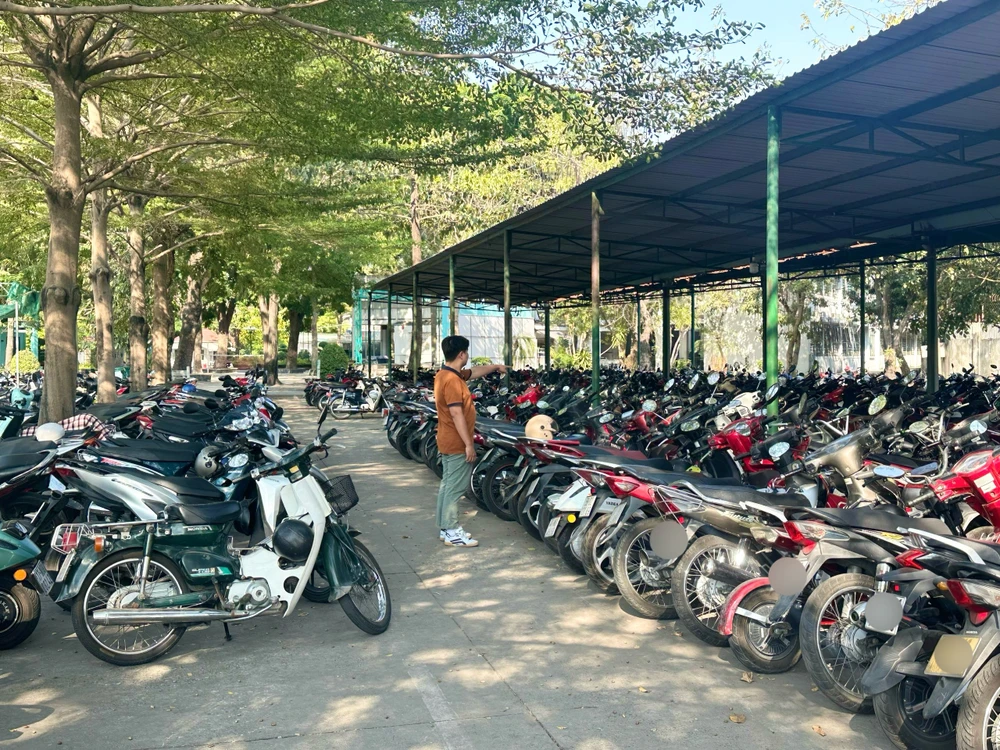 Bên trong bãi giữ xe trường THPT Trường Chinh, quận 12 nhiều loại xe trên 50cm3 được các em học sinh sử dụng. Ảnh: THẢO HIỀN học sinh chạy xe trên 50cm3