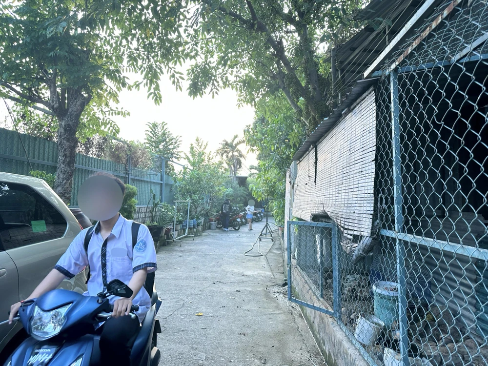 Bãi giữ xe của nhà dân trên đường Nơ Trang Long, phường 13, quận Bình Thạnh nhận giữ xe trên 50cc cho học sinh trường THPT Trần Văn Giàu, quận Bình Thạnh. Ảnh: TRẦN MINH hoc-sinh-chay-xe-tren-50cm3-khong-le-bo-tay.jpg