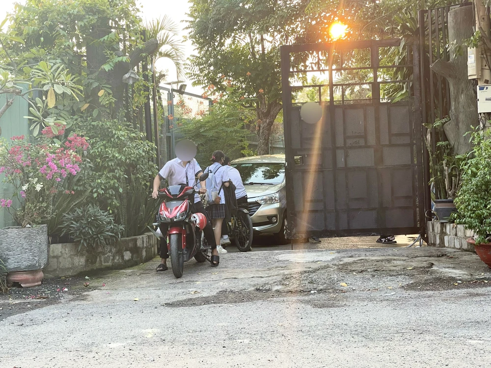 Rất nhiều học sinh trường THPT Trần Văn Giàu, quận Bình Thạnh gửi xe trên 50cm3 ngoài nhà trường. Ảnh: THẢO HIỀN. học sinh chạy xe trên 50cm3