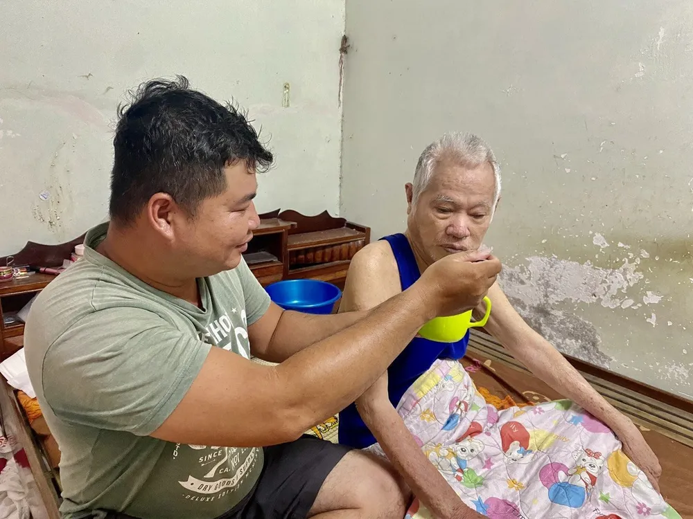 Một mình Dũng nhiều năm qua chăm sóc cha nằm liệt giường. chăm cha mẹ nằm liệt giường