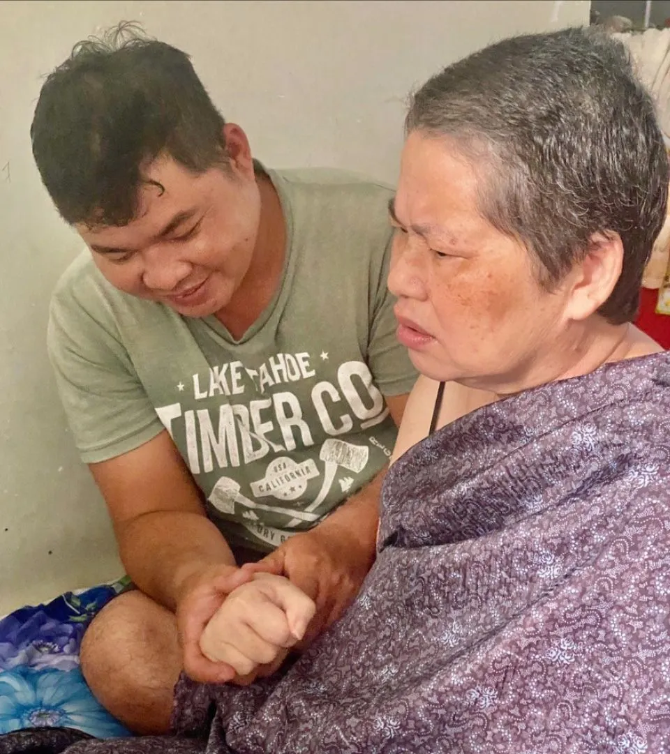 Ban ngày chăm cha mẹ nằm liệt giường, ban đêm chạy xe kiếm tiền chữa trị cho cha mẹ. cam-phuc-chang-trai-9x-hieu-thao-cham-cha-me-nam-liet-giuong.jpg