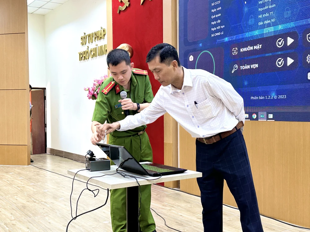 C06 hướng dẫn dùng máy soi chip trên CCCD. 241165a4ea12454c1c03.jpg