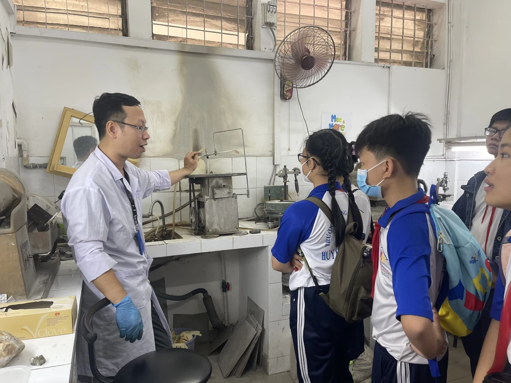 Dưới sự hướng dẫn của chuyên gia, các em được thực hành gia công mẫu. cuoc-phieu-luu-cua-da-dua-kien-thuc-vao-thuc-tien.jpg