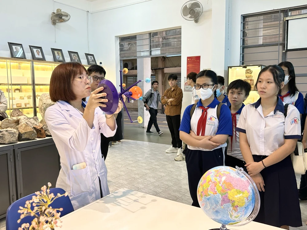 Tại phòng thí nghiệm trưng bày mẫu vật các em được giới thiệu về trái đất và các loại đá. cuộc phiêu lưu của đá
