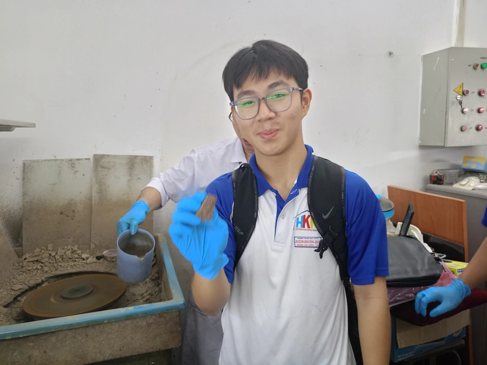 Bạn Hoàng Gia Hưng, học sinh lớp 9 trường THCS Huỳnh Khương Ninh đang thực hành cắt mẫu trong phòng gia công. cuoc-phieu-luu-cua-da-dua-kien-thuc-vao-thuc-tien.jpg
