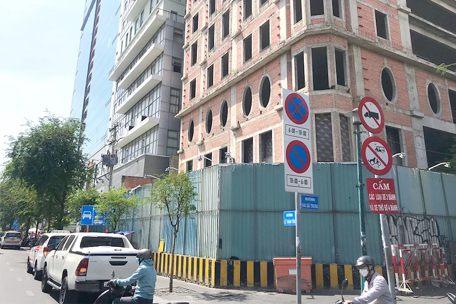 tắt máy và rời vị trí lái xe