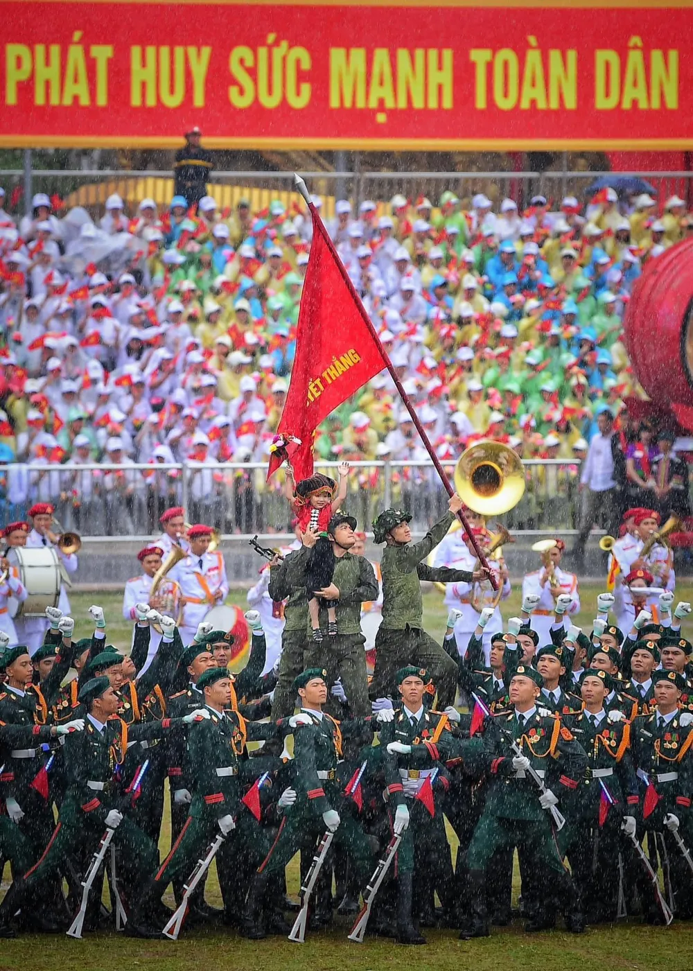 Hình ảnh em bé Điện Biên giữa rừng cờ hoa và các chiến sĩ. Ảnh: Giang Huy hinh-anh-em-be-dien-bien-duoc-nhieu-nguoi-dat-lam-hinh-nen-dien-thoai-avatar-.jpg