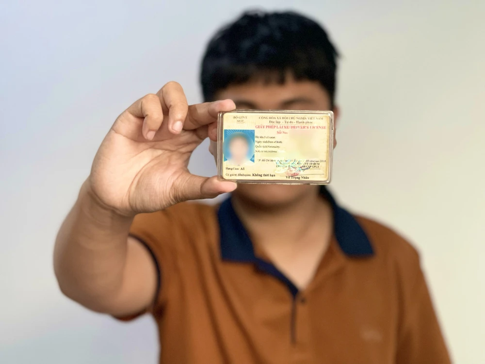 Người dân phải nộp hồ sơ qua hệ thống dịch vụ công trực tuyến nếu không có bản chính. Ảnh: THẢO HIỀN. đến hạn đổi gplx nhưng đang bị tước do vi phạm