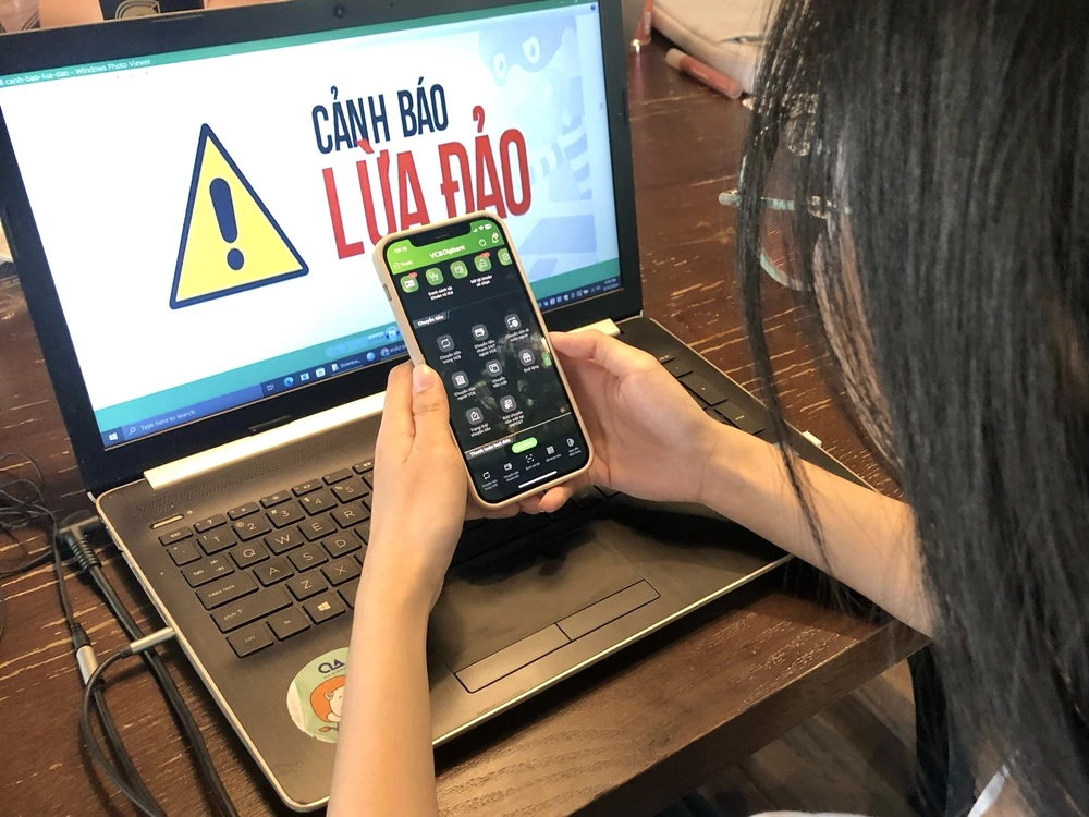 Chiêu trò lừa đảo nạn nhân đến ngân hàng rút tiền nhằm chiếm đoạt tài sản. Ảnh: THẢO HIỀN. lừa đảo nạn nhân đến ngân hàng rút tiền