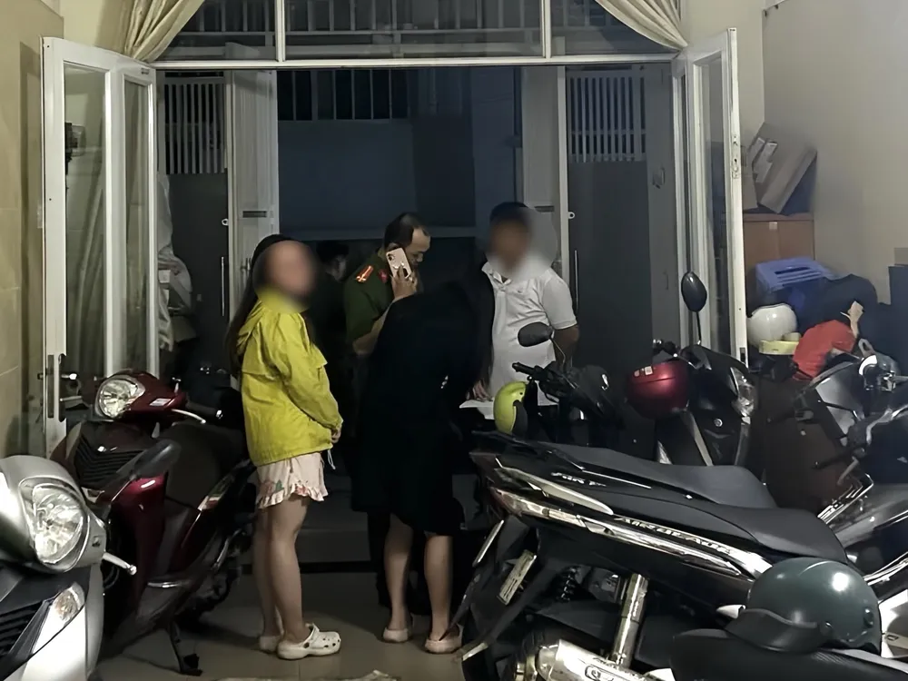 Công an kiểm tra cư trú một nhà trọ tại quận 3 lúc nửa đêm. Ảnh: THẢO HIỀN kiem-tra-cu-tru-luc-nua-dem-nguoi-dan-duoc-tu-choi-khong.jfif