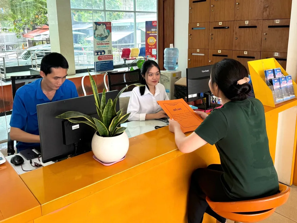 Để hạn chế “bẫy cò lao động”, người dân nên đến các trung tâm giới thiệu việc làm uy tín. Trong ảnh là người dân tìm hiểu thông tin tuyển dụng tại Trung tâm Dịch vụ việc làm Thanh niên TP.HCM. Ảnh: THẢO HIỀN. đính đá tranh tại nhà