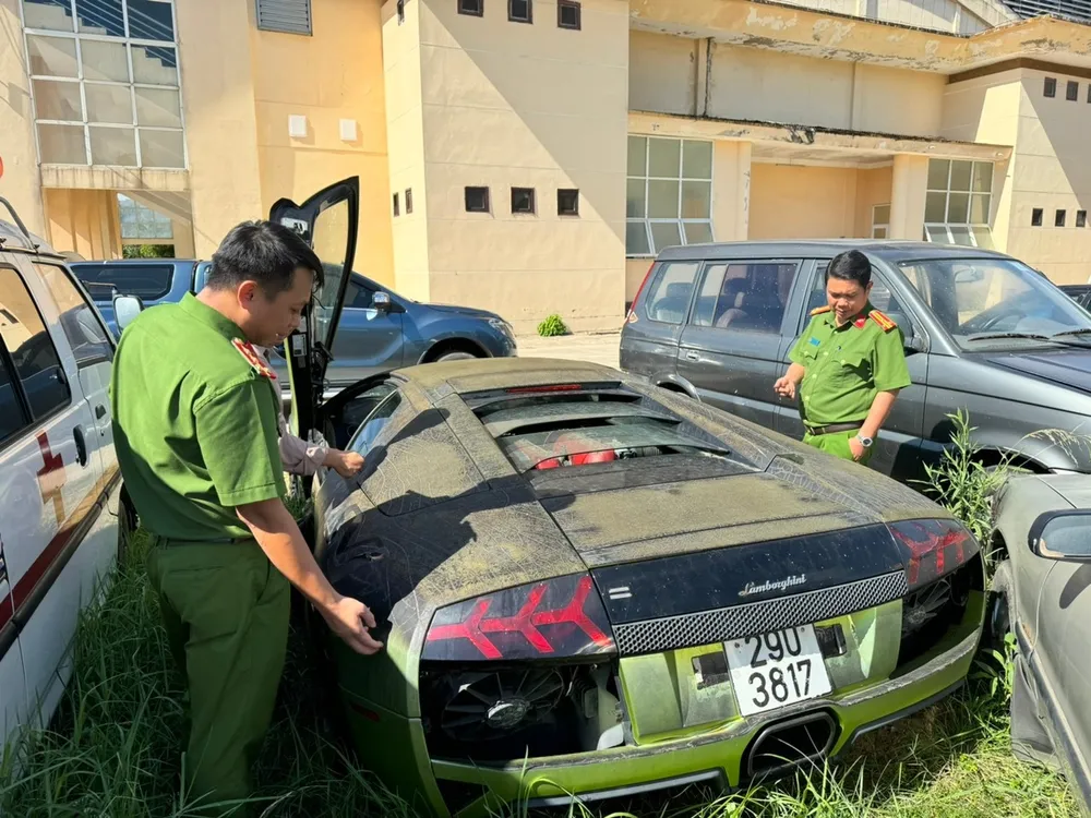 Tiêu huỷ ô tô Lamborghini và Mercedes-Benz G63 nhập lậu và không giấy tờ tại Việt Nam là phù hợp với quy định pháp luật. Ảnh: CTV Tiêu huỷ ô tô Lamborghini và Mercedes-Benz G63