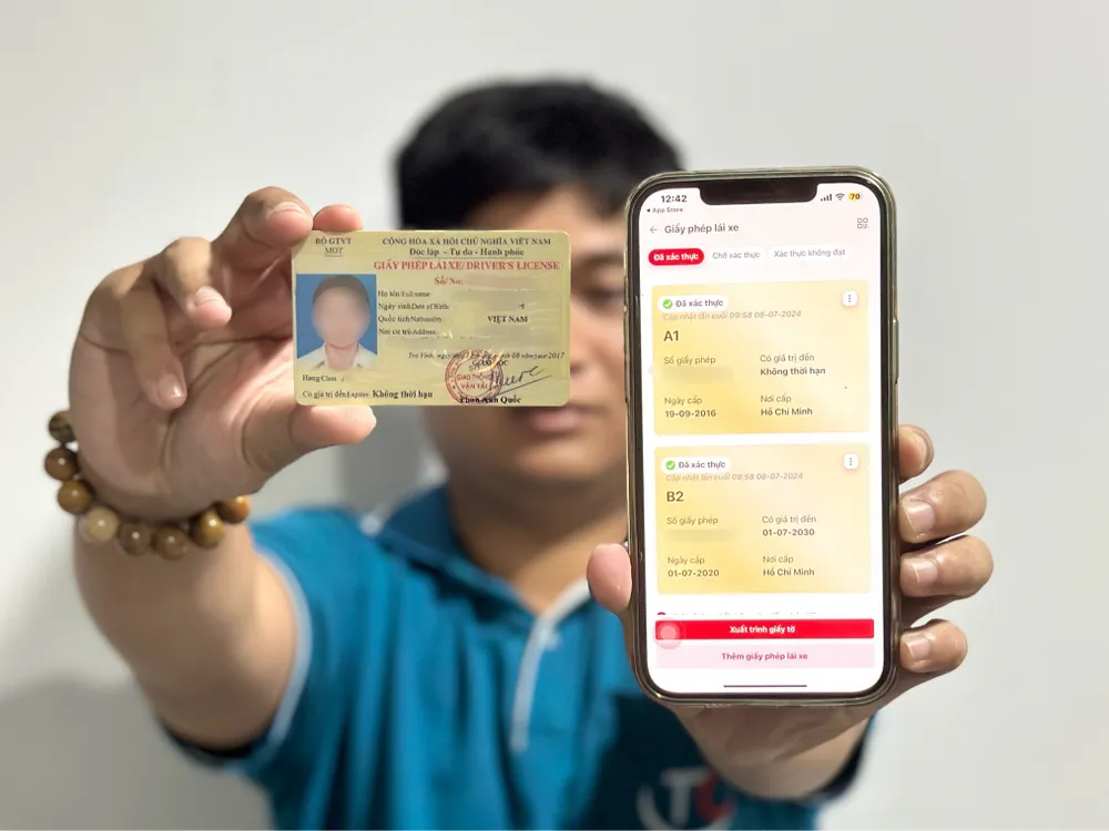 Nếu GPLX bản cứng còn thời hạn nhưng bị mất thì người dân có thể trình trên VNeID khi được yêu cầu kiểm tra giấy tờ. Ảnh: THẢO HIỀN. Tích hợp GPLX trên VNeID nhưng bị mất bản cứng