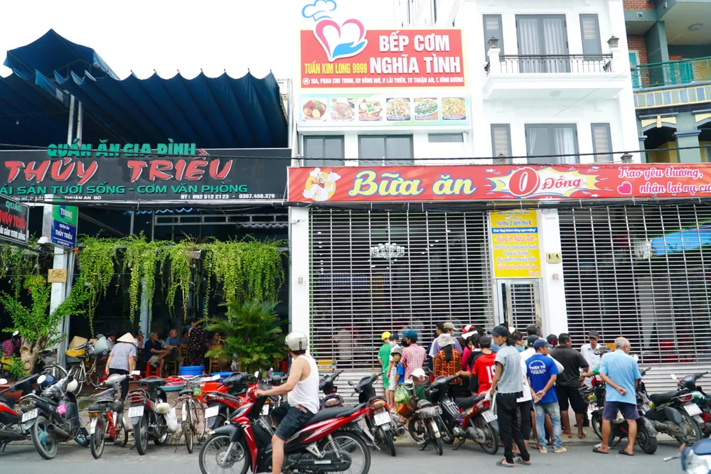 Bếp Cơm Nghĩa Tình phục vụ bà con suất ăn miễn phí nhận về sự ủng hộ, cảm kích từ bạn đọc. Ảnh: NHẬT DIỄM. Bếp Cơm Nghĩa Tình